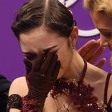 Nur Silber: Die russische Eiskunstläuferin Evgenia Medvedeva bricht in Tränen aus, weil sie sich ihrer Landsfrau Alina Zagitova im Eiskunstlauf geschlagen geben muss.