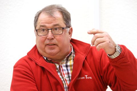 Jörg Sartor, ein kräftiger Mann mit grauem Seitenscheitel, schwarzer Brille und in roter Fleecejacke, gestikuliert