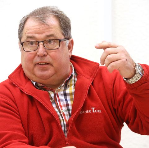 Jörg Sartor, ein kräftiger Mann mit grauem Seitenscheitel, schwarzer Brille und in roter Fleecejacke, gestikuliert