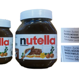 Nutella von Ferrero  Eine Untersuchung der Verbraucherzentrale Hamburg kam im November 2017 zu dem Schluss: Hersteller Ferrero hat an der Rezeptur seines beliebten Nuss-Nougat-Aufstrichs gefeilt. Der Aufstrich enthält ab sofort mehr Magermilchpulver. Dafür sank offenbar der Kakao-Gehalt und liegt laut Verbraucherzentrale nun bei rund 7,4 Prozent. Zum Vergleich: Bei der alten Variante waren es noch etwa 8,5 Prozent.     So rechtfertigt sich der Hersteller:  "Bei Nutella gab es eine Feinjustierung der Rezeptur. Es handelt sich dabei lediglich um eine geringfügige Anpassung, wie dies auch andere Marken regelmäßig tun und dies in der Vergangenheit schon geschehen ist."      Ferrero steht damit nicht alleine da. Auch andere Hersteller knausern laut den Verbraucherschützern mit teuren Inhaltsstoffen ...