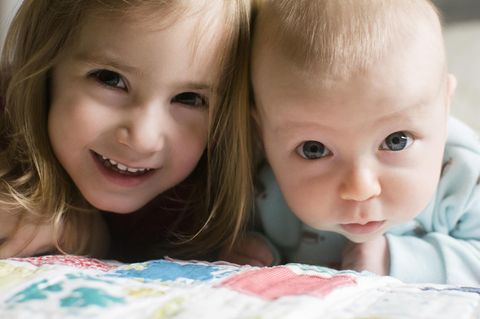 Zwei lachende Kinder