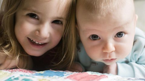 Zwei lachende Kinder
