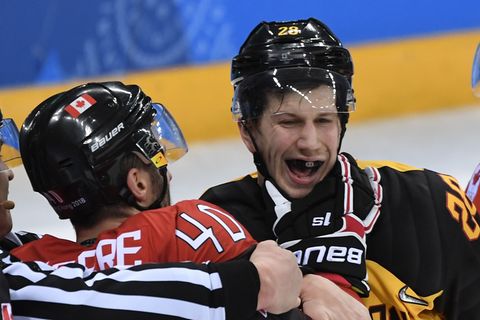 An die Gurgel: Die Kanadier sind mächtig in Rage, als sie gegen die Deutschen im Eishockey-Halbfinale auf die Verliererstraße geraten. Maxim Lapierre (l.) greift dem Deutschen Frank Mauer sogar an die Gurgel.
