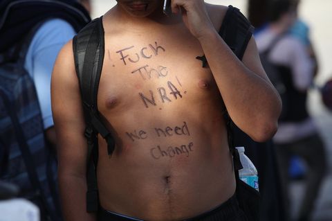 "Fuck NRA": Junge Erwachsene protestieren nach dem Amoklauf gegen die Waffenlobby