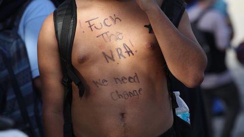 "Fuck NRA": Junge Erwachsene protestieren nach dem Amoklauf gegen die Waffenlobby