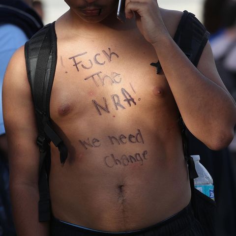 "Fuck NRA": Junge Erwachsene protestieren nach dem Amoklauf gegen die Waffenlobby