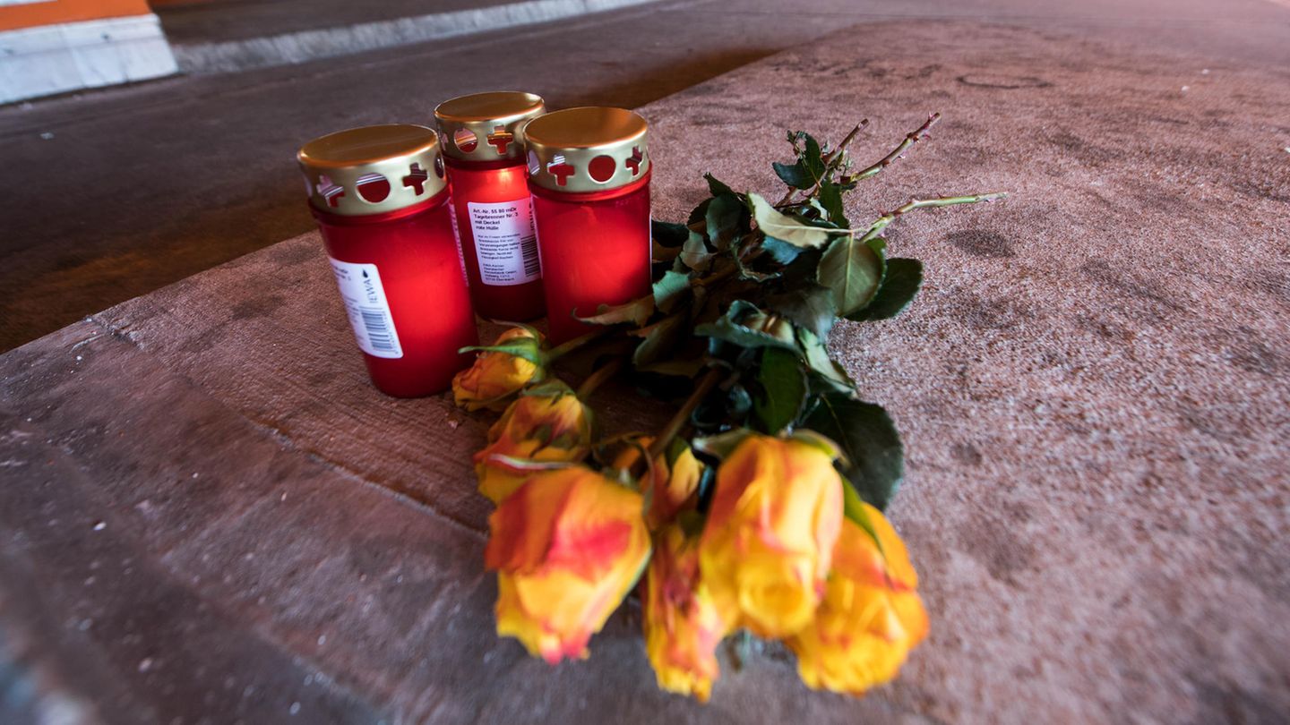 Blumen und Kerzen am Tatort in einem Parkdeck am Bahnhof im Dortmunder Stadtteil Hörde