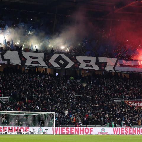 Bremen gegen den HSV: Die Anhänger der Gäste zündeten Pyro-Technik