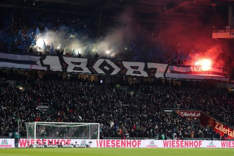 Bremen gegen den HSV: Die Anhänger der Gäste zündeten Pyro-Technik