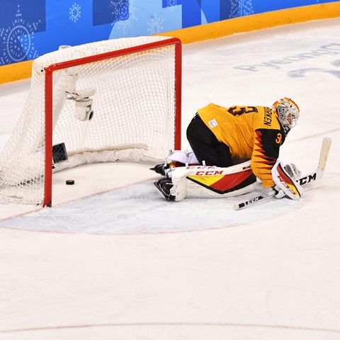Es ist passiert: Der Puck liegt im Tor, Goalie Danny Aus den Birken ist geschlagen. Das Team aus Russland hat das 4:3 in der Verlängerung erzielt und holt Gold. Deutschland bleibt Silber - schon das eine Sensation.