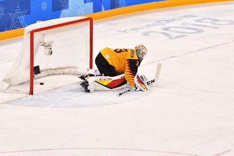 Es ist passiert: Der Puck liegt im Tor, Goalie Danny Aus den Birken ist geschlagen. Das Team aus Russland hat das 4:3 in der Verlängerung erzielt und holt Gold. Deutschland bleibt Silber - schon das eine Sensation.