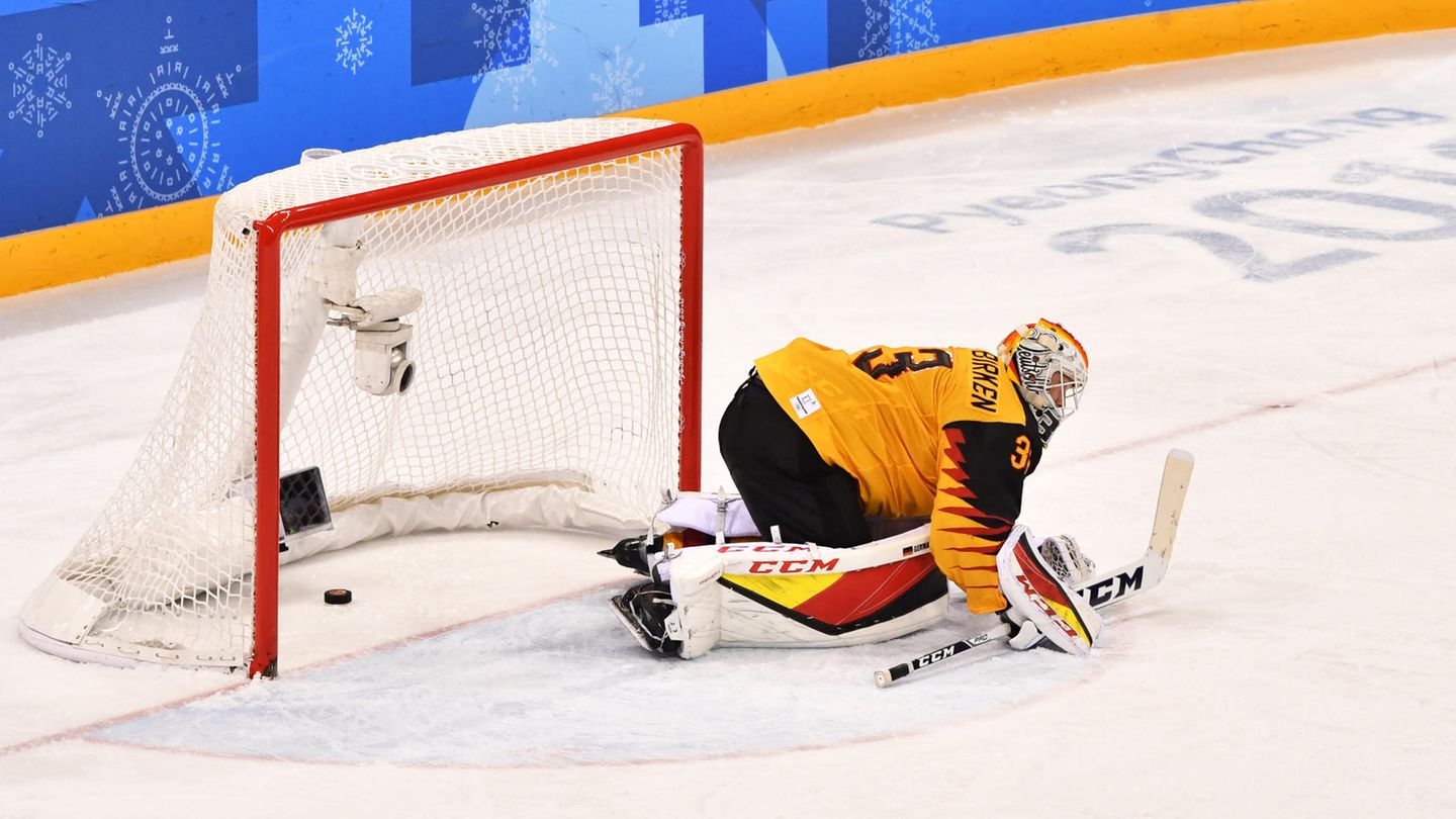 Es ist passiert: Der Puck liegt im Tor, Goalie Danny Aus den Birken ist geschlagen. Das Team aus Russland hat das 4:3 in der Verlängerung erzielt und holt Gold. Deutschland bleibt Silber - schon das eine Sensation.