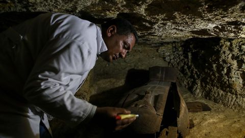 Ein ägyptischer Archäologe arbeitet in einer kürzlich entdeckten Nekropole an einem Sarkophag. 