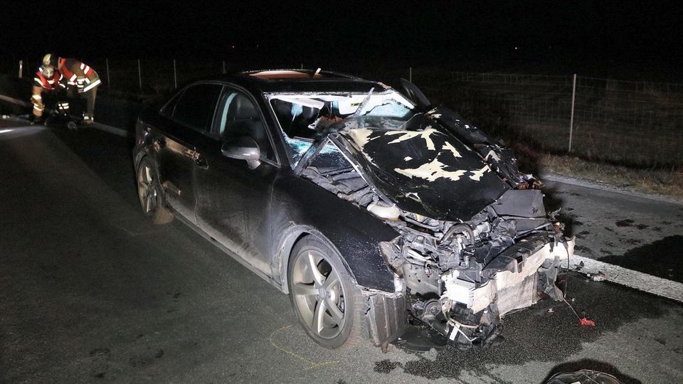 Im Landkreis Schweinfurt hatte eine Frau einen Unfall - als Ersthelfer herbeieilten, wurden sie von einem Fahrzeug erwischt