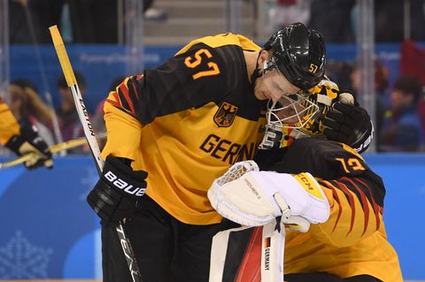 Eishockey-Profi Marcel Goc umarmt nach dem verlorenen Olympia-Finale den knienden Goalie Danny aus den Birken