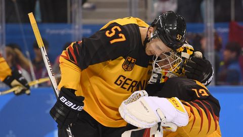 Eishockey-Profi Marcel Goc umarmt nach dem verlorenen Olympia-Finale den knienden Goalie Danny aus den Birken