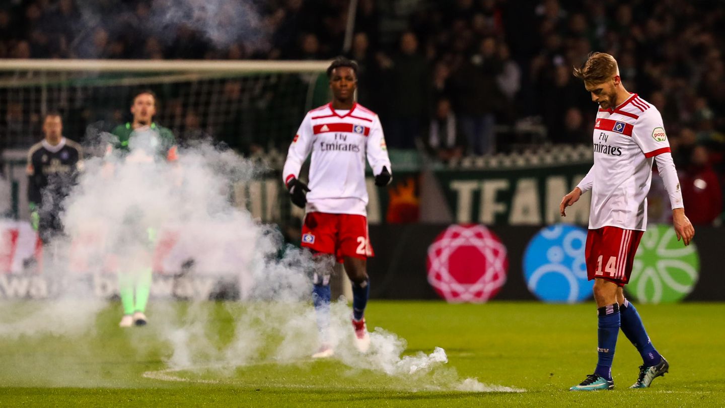 Aaron Hunt (r.) und Gideon Jung im Böller-Nebel: Der HSV taumelt Richtung Abstieg