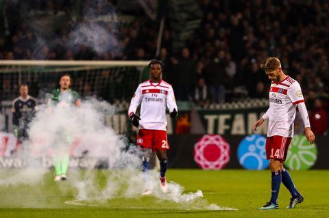 Aaron Hunt (r.) und Gideon Jung im Böller-Nebel: Der HSV taumelt Richtung Abstieg