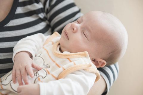 Ein Mutter mit ihrem Neugeborenen (Symbolfoto)
