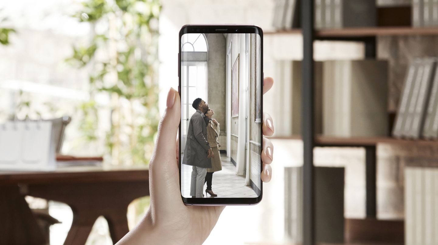 Auf der Front hat sich optisch wenig getan. Das Infinity-Display bedeckt immer noch fast die ganze Front, beim S9 bietet es 5,8 Zoll Diagonale, beim S9+ sind es gar 6,2 Zoll.
