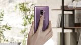 Beim Design hat sich weniger getan. Der Fingerabdrucksensor liegt nun nicht mehr neben, sondern unter der Kamera. Eine gute Neuerung. Hier ebenfalls zu sehen: Die Doppelkamera, die nur im Galaxy S9+ verbaut wird