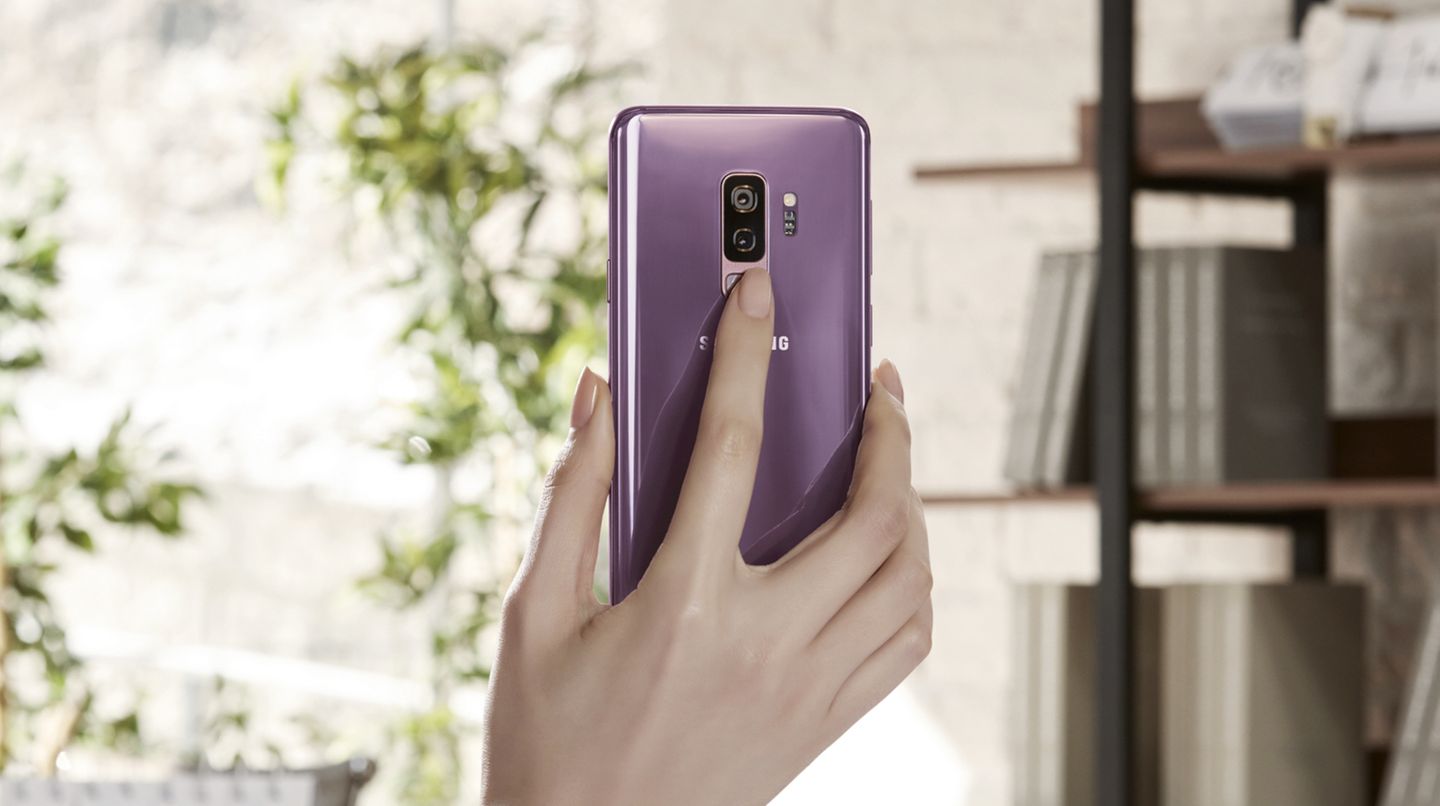 Beim Design hat sich weniger getan. Der Fingerabdrucksensor liegt nun nicht mehr neben, sondern unter der Kamera. Eine gute Neuerung. Hier ebenfalls zu sehen: Die Doppelkamera, die nur im Galaxy S9+ verbaut wird
