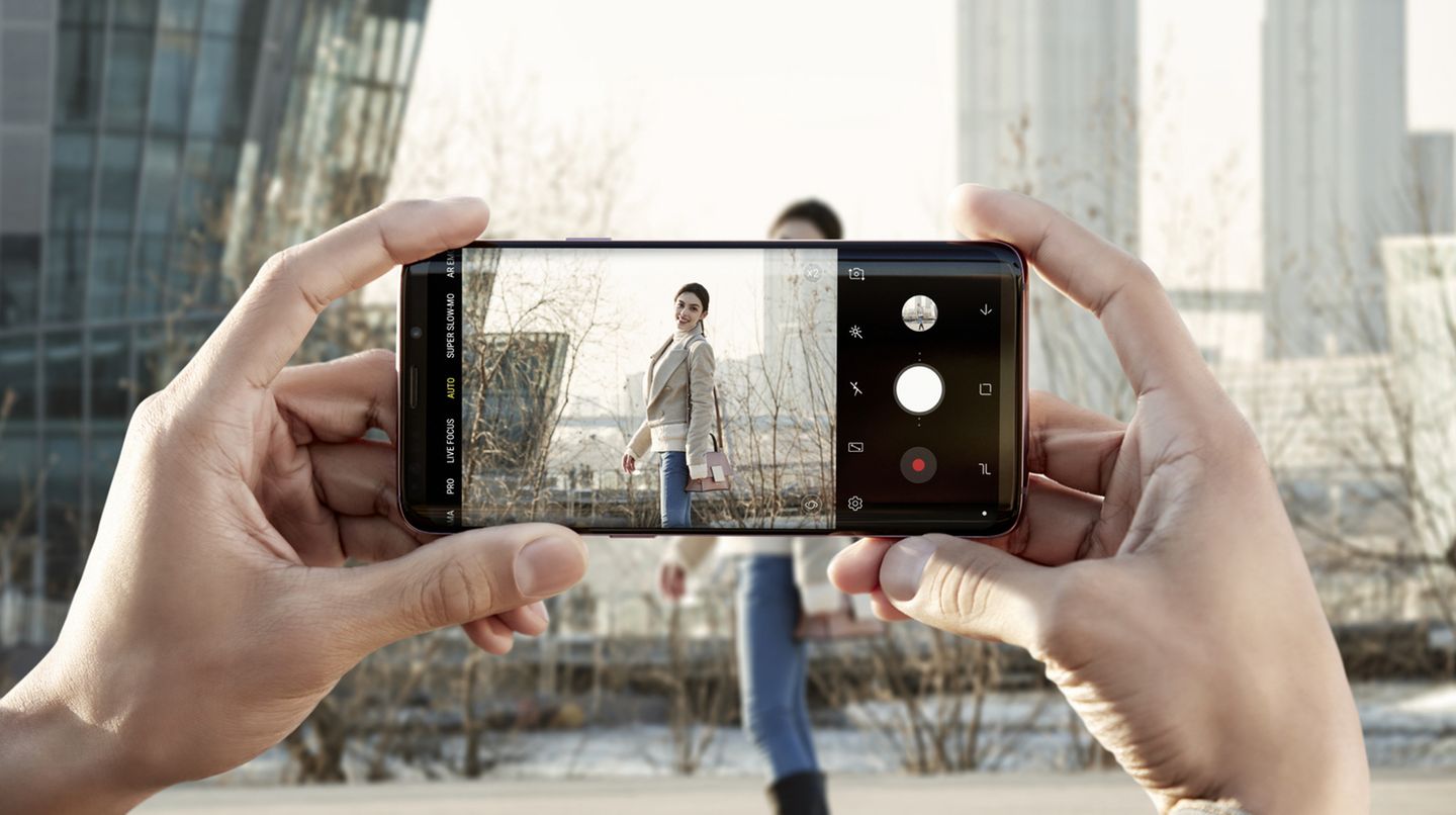 Die wichtigste Neuerung des Galaxy S9 ist die Kamera. Man habe sie neu gedacht, so der Konzern. Vor allem bei schwachem Licht sollen die Bilder dank der wechselnden Blende deutlich besser ausfallen.