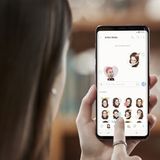 Ebenfalls neu sind die sogenannten "AR-Emoji". Ähnlich wie bei den Animoji des iPhone X kann man sein eigenes Gesicht und die Mimik auf die Emoji übertragen und sie dann per Messenger verschicken.