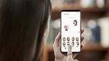 Ebenfalls neu sind die sogenannten "AR-Emoji". Ähnlich wie bei den Animoji des iPhone X kann man sein eigenes Gesicht und die Mimik auf die Emoji übertragen und sie dann per Messenger verschicken.