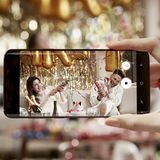 Damit die Kamera Bilder schneller verabeiten kann, hat sie nun einen eigenen Speicherchip (DRAM). Der ermöglicht eine weitere Neuerung: Superzeitlupe mit 960 Bildern die Sekunde.