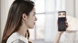 Ähnlich wie bei Apples FaceID kann man das S9 auch mit dem Gesicht entsperren. Als zusätzliche Sicherheit kombiniert Samsung das mit dem Iris-Scanner des Vorgängers.