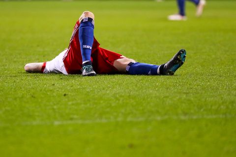 HSV-Stürmer Andre Hahn liegt nach der verlorenen Nordderby enttäuscht auf dem Rasen