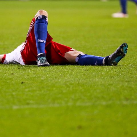 HSV-Stürmer Andre Hahn liegt nach der verlorenen Nordderby enttäuscht auf dem Rasen