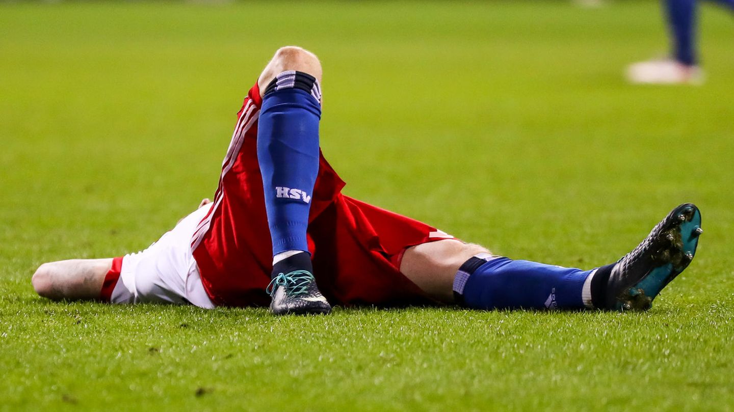HSV-Stürmer Andre Hahn liegt nach der verlorenen Nordderby enttäuscht auf dem Rasen