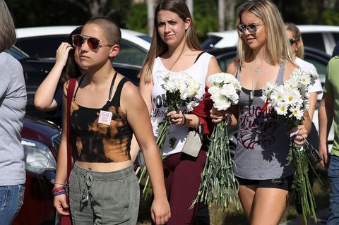 Emma Gonzalez (l.) und andere Schüler der Marjory Stoneman Douglas High School in Parkland kehren nach dem Amoklauf an ihre Schule zurück.