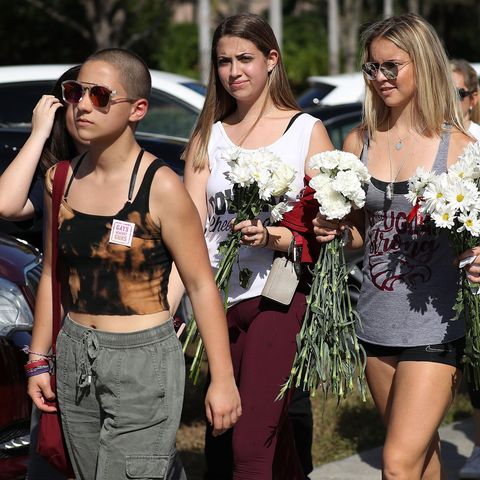 Emma Gonzalez (l.) und andere Schüler der Marjory Stoneman Douglas High School in Parkland kehren nach dem Amoklauf an ihre Schule zurück.