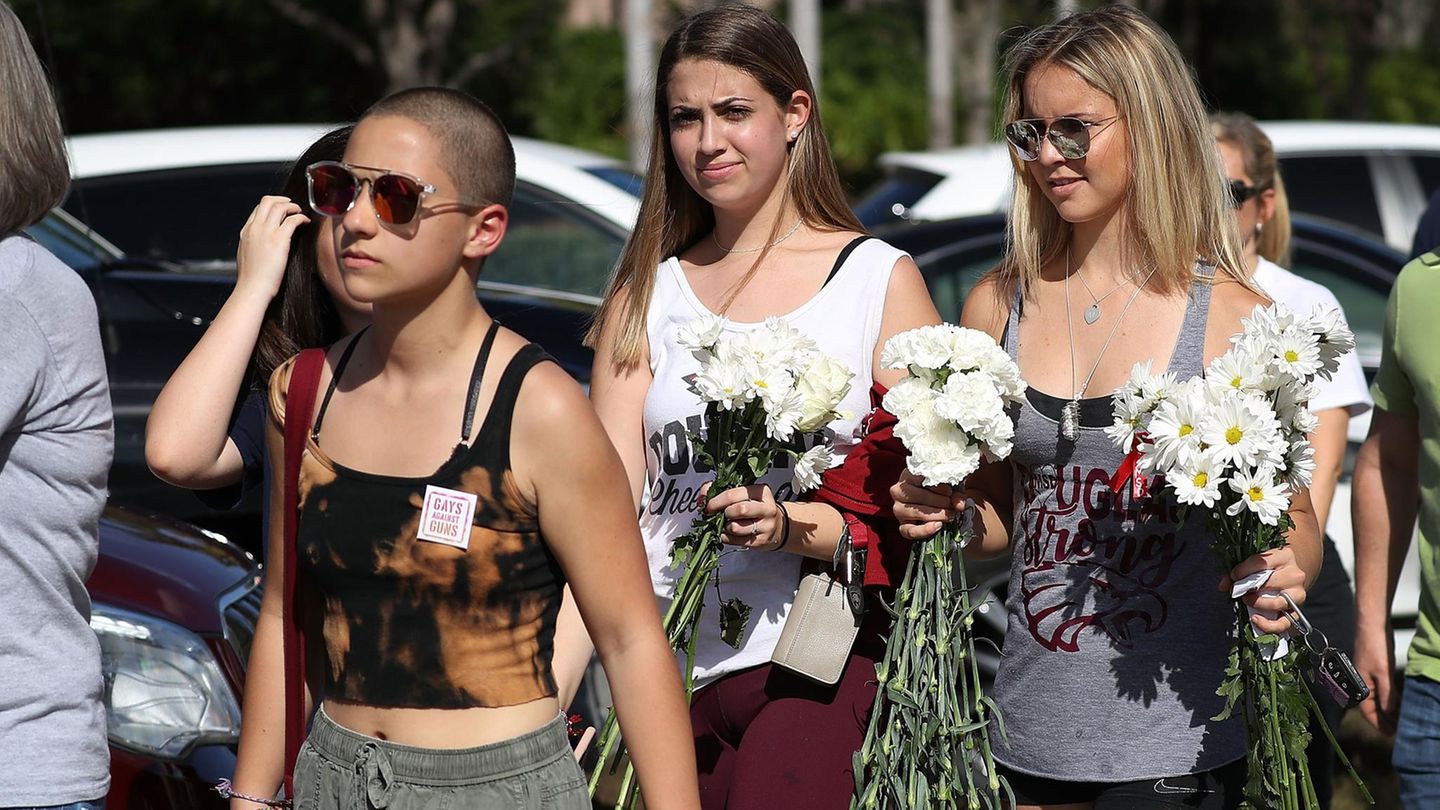 Emma Gonzalez (l.) und andere Schüler der Marjory Stoneman Douglas High School in Parkland kehren nach dem Amoklauf an ihre Schule zurück.