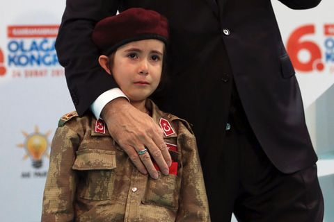 Recep Tayyip Erdogan steht neben einem weinenden Mädchen in Soldatenuniform