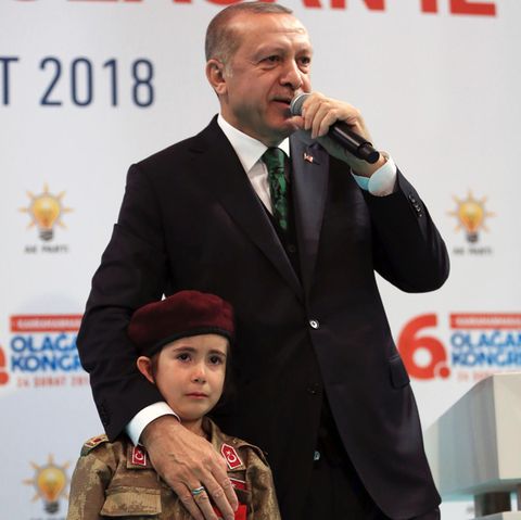 Recep Tayyip Erdogan steht neben einem weinenden Mädchen in Soldatenuniform
