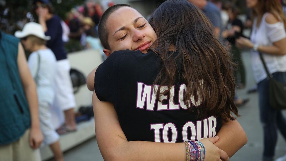 Emma Gonzalez Emma Gonzalez umarmt Mitschülerin
