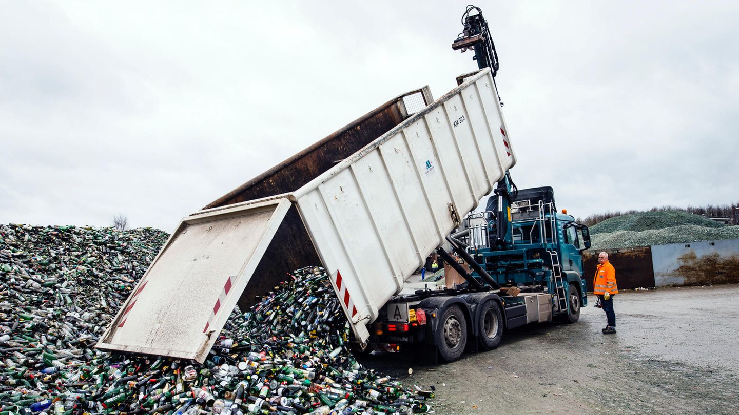 Ein Lastwagenfahrer kippt eine Fuhre Altglas auf den Hof der Glasrecyclinganlage in Wahlstedt, eine Autostunde nord-östlich von Hamburg entfernt. Das "A" auf dem Schild steht zwar für Abfall. Tatsächlich handelt es sich bei Glas jedoch um einen wertvollen Rohstoff.