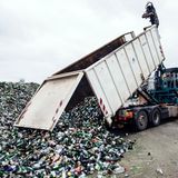 Ein Lastwagenfahrer kippt eine Fuhre Altglas auf den Hof der Glasrecyclinganlage in Wahlstedt, eine Autostunde nord-östlich von Hamburg entfernt. Das "A" auf dem Schild steht zwar für Abfall. Tatsächlich handelt es sich bei Glas jedoch um einen wertvollen Rohstoff.