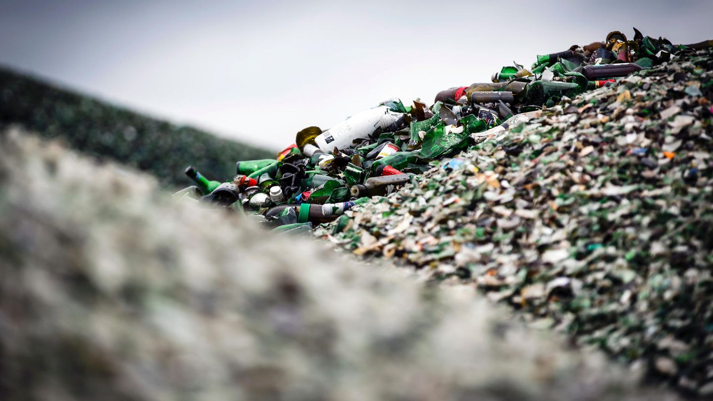 Auf dem Hof der Anlage türmen sich Berge aus weißen, grünen und braunen Flaschen. Rund 40.000 Tonnen Glas siebt und sortiert Büges Team im Jahr. Das Werk in Wahlstedt war ursprünglich für 120.000 Tonnen ausgelegt. Doch mit der Einführung des Einwegpfandes im Jahr 2003 verschwanden Einweg-Glasflaschen weitgehend vom Markt. Der Trend ging zur Plastikflasche.