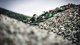 Auf dem Hof der Anlage türmen sich Berge aus weißen, grünen und braunen Flaschen. Rund 40.000 Tonnen Glas siebt und sortiert Büges Team im Jahr. Das Werk in Wahlstedt war ursprünglich für 120.000 Tonnen ausgelegt. Doch mit der Einführung des Einwegpfandes im Jahr 2003 verschwanden Einweg-Glasflaschen weitgehend vom Markt. Der Trend ging zur Plastikflasche.