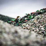 Auf dem Hof der Anlage türmen sich Berge aus weißen, grünen und braunen Flaschen. Rund 40.000 Tonnen Glas siebt und sortiert Büges Team im Jahr. Das Werk in Wahlstedt war ursprünglich für 120.000 Tonnen ausgelegt. Doch mit der Einführung des Einwegpfandes im Jahr 2003 verschwanden Einweg-Glasflaschen weitgehend vom Markt. Der Trend ging zur Plastikflasche.