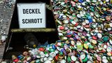Muss der Deckel ab oder kann er dranbleiben? Er darf gerne mit in den Altglascontainer, denn Glas und Eisen lassen sich mit der Hilfe von Magneten leicht trennen. Die Deckel verkaufen die Recyclinganlagen im Anschluss an Müllverwerter und machen sie wieder zu Geld.    Verbraucher erleichtern die Trennung, wenn sie die Gläser nicht zu fest zudrehen. So bleibt kein Glas im Drehgewinde haften.