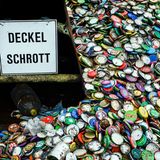 Muss der Deckel ab oder kann er dranbleiben? Er darf gerne mit in den Altglascontainer, denn Glas und Eisen lassen sich mit der Hilfe von Magneten leicht trennen. Die Deckel verkaufen die Recyclinganlagen im Anschluss an Müllverwerter und machen sie wieder zu Geld.    Verbraucher erleichtern die Trennung, wenn sie die Gläser nicht zu fest zudrehen. So bleibt kein Glas im Drehgewinde haften.