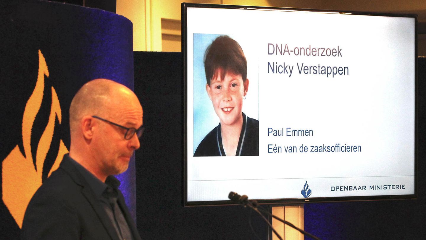 Der Chef der Polizei Limburg, Joep Pattijn, vor einem Bild von Nicky Verstappen