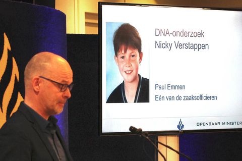 Der Chef der Polizei Limburg, Joep Pattijn, vor einem Bild von Nicky Verstappen