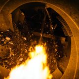 Hier wird den Scherben eingeheizt: Der Trockner zerkleinert das Glas, Papieretiketten werden abgeschmirgelt. Die Wärme entzieht dem Glas Feuchtigkeit.